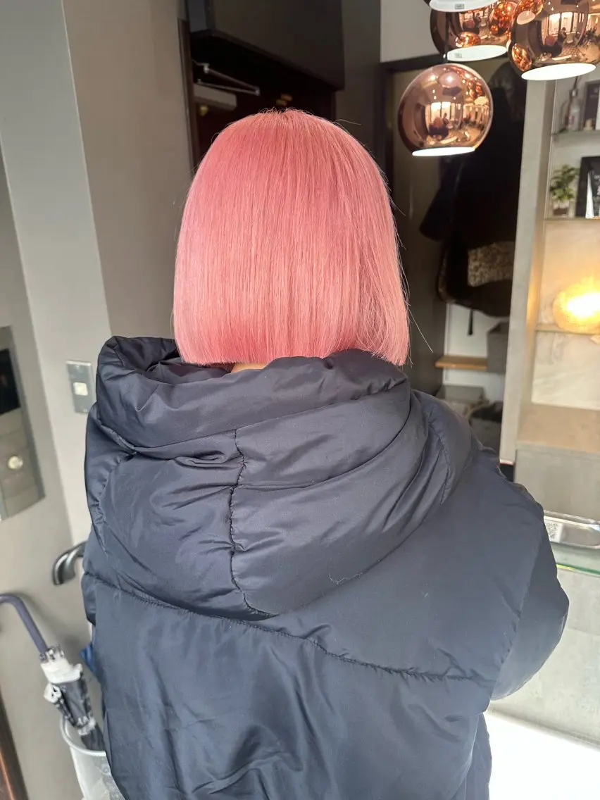 ショート カラー ベージュカラー ブリーチ ブラウンカラー 透明感カラー ピンクカラー ヘアカラー AYAKASA 暖色カラー/レイヤーのヘアスタイル