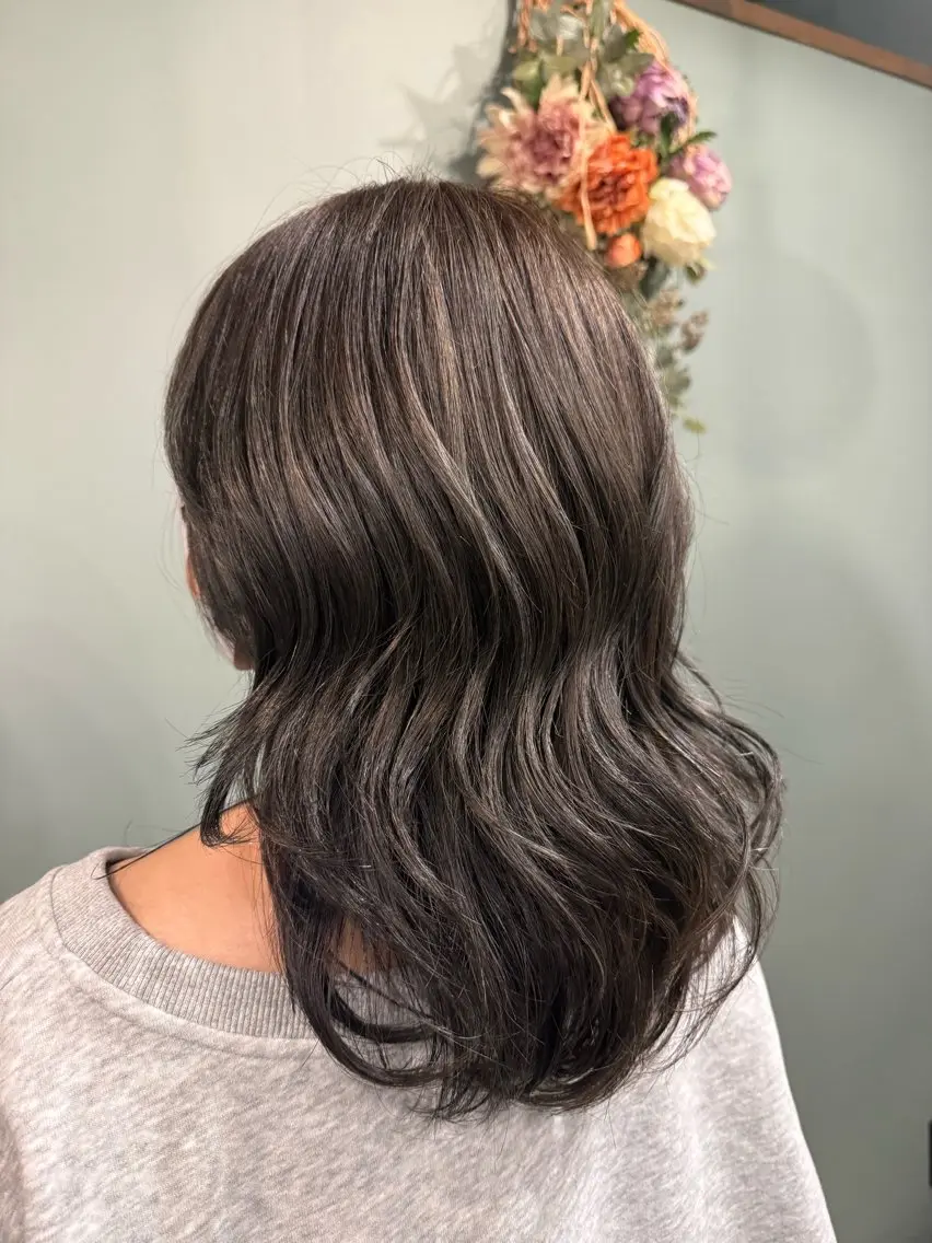 ミディアム ハイライト 草野 奈扇のヘアスタイル