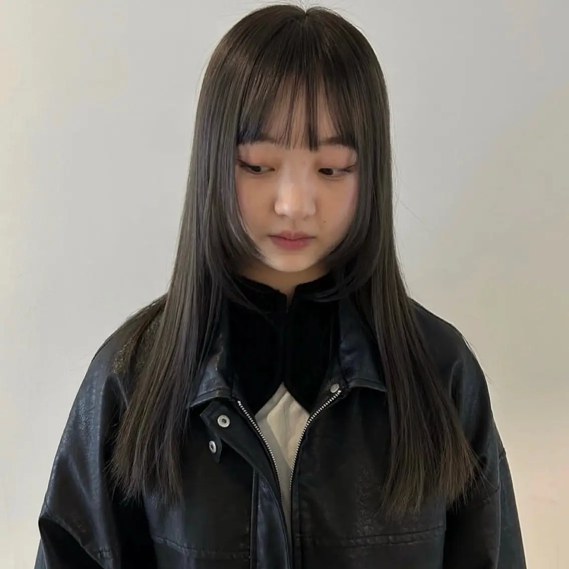 ロング カラー 透明感カラー グレージュ オリーブグレージュ オリーブグレー 顔まわりレイヤー nonoka オリーブ/レイヤーのヘアスタイル