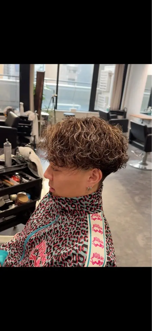 ミディアム パーマ メンズ メンズメッシュ 波巻きパーマ カット ヘアカラー メンズパーマ特化 美容師kouyaのヘアスタイル