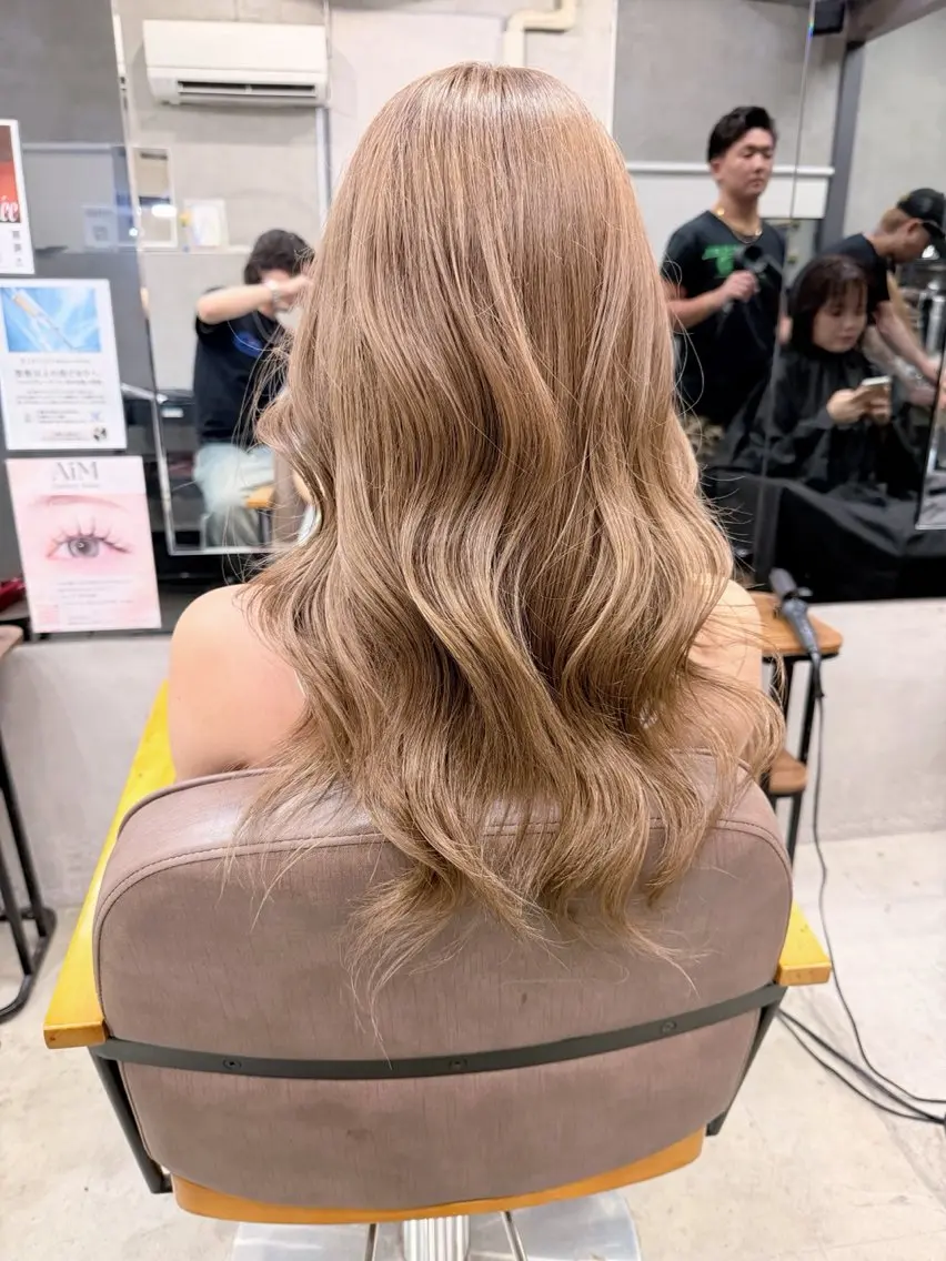 セミロング カラー ベージュカラー ミルクティーベージュ レイヤーカット カット ヘアカラー トリートメント AiM 大名　似合わせカットのヘアスタイル