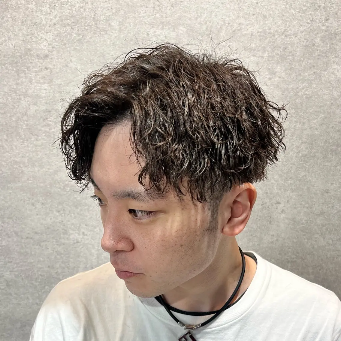 ショート カラー パーマ ヘアアレンジ メンズ センターパート メンズハイライト メンズメッシュ マッシュ メンズパーマ カット パーマ トリートメント ヘッドスパ ヘアセット 仕上がり満足度No. 1🔥BLUCK🔥のヘアスタイル
