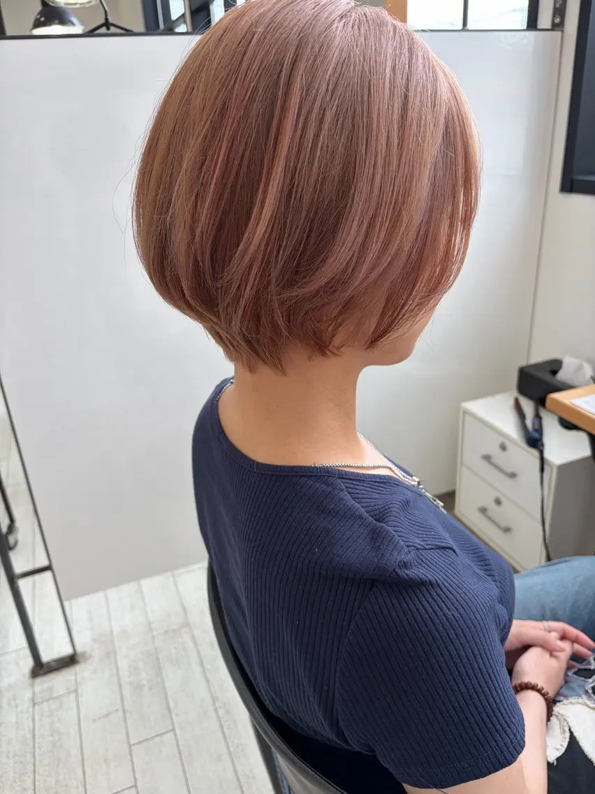 ショート カラー ハンサムショート ベージュカラー ブリーチ ピンクカラー ピンクベージュ カット ヘアカラー トリートメント 石井 愛莉のヘアスタイル