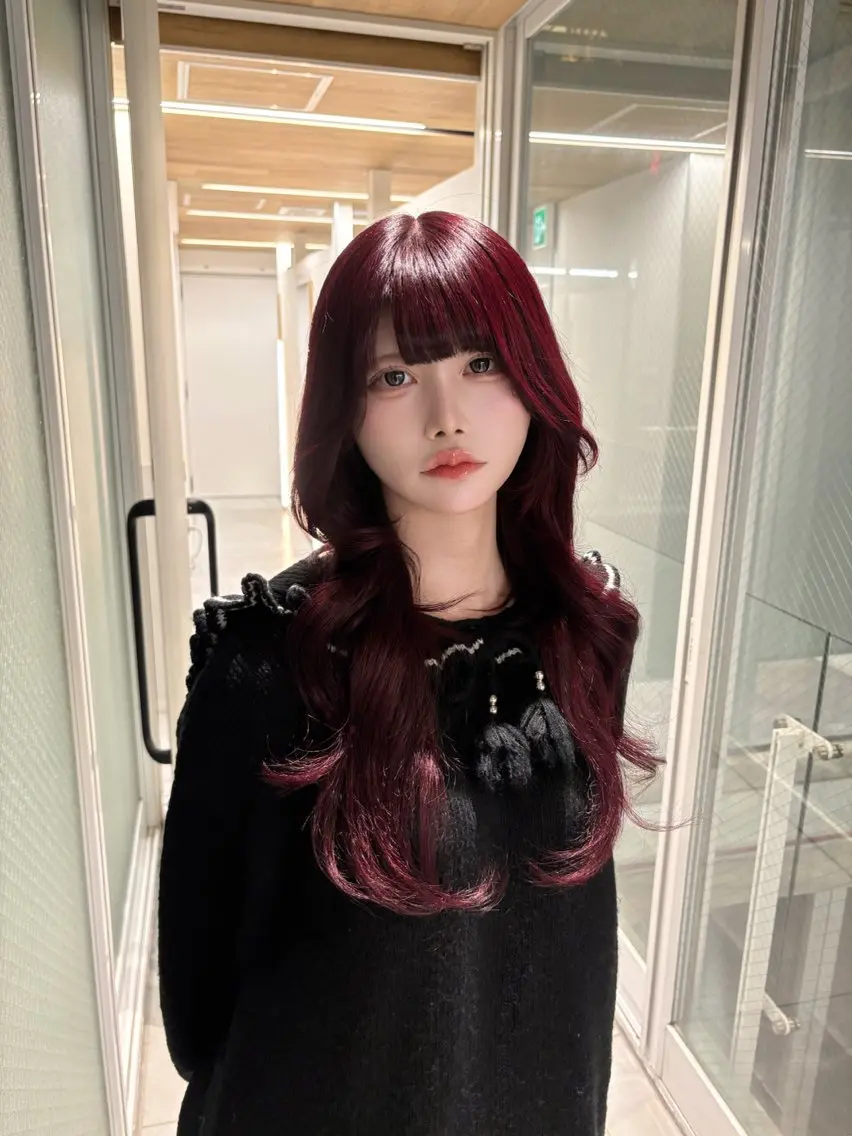 ロング カラー ブリーチ ボルドーカラー ブリーチなしカラー レッドカラー レイヤーカット カット ヘアカラー トリートメント SOKI｜赤髪 ×レイヤー｜外苑前のヘアスタイル