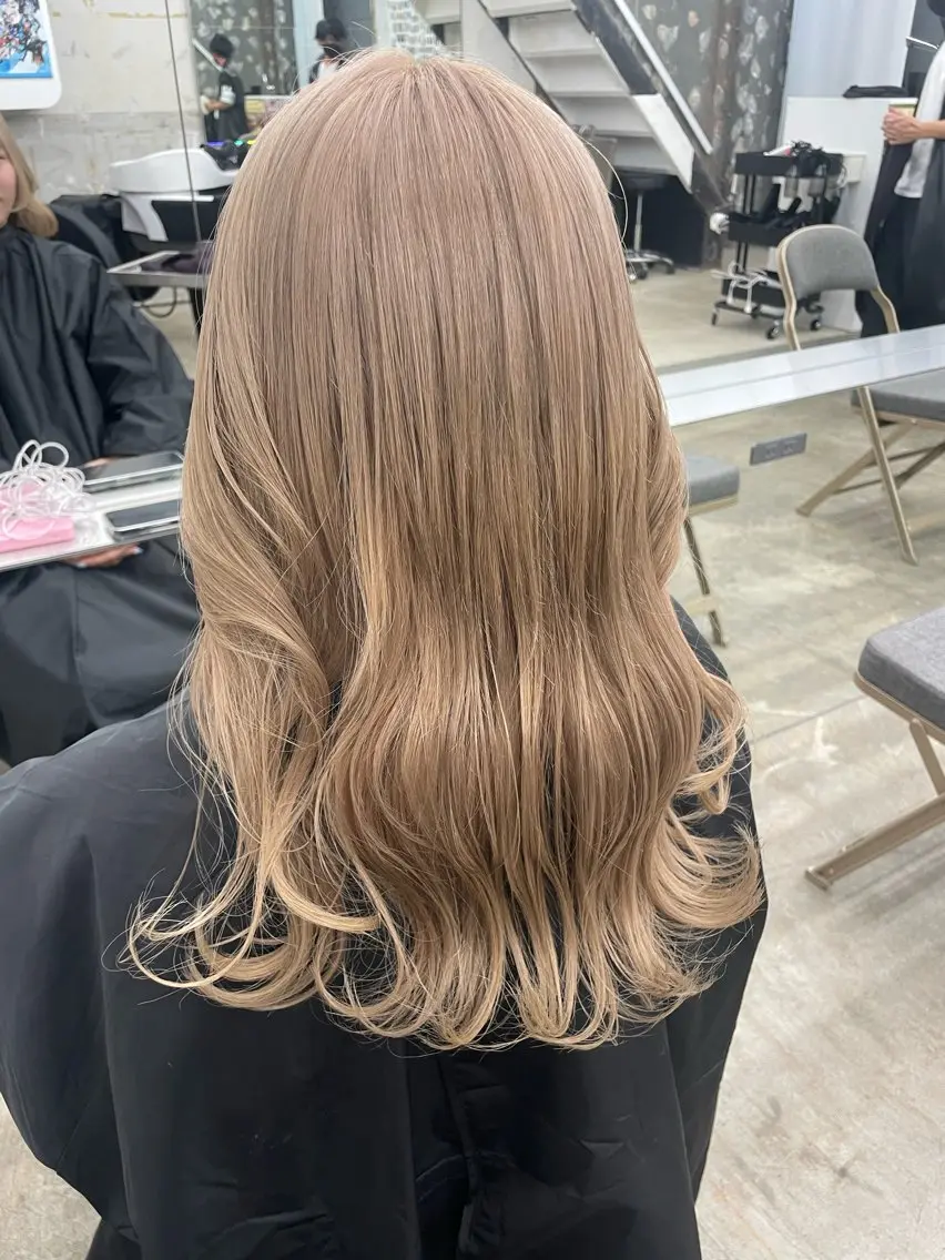 セミロング カラー ブリーチ 透明感カラー インナーカラー 推し ブリーチ  髪質改善のヘアスタイル
