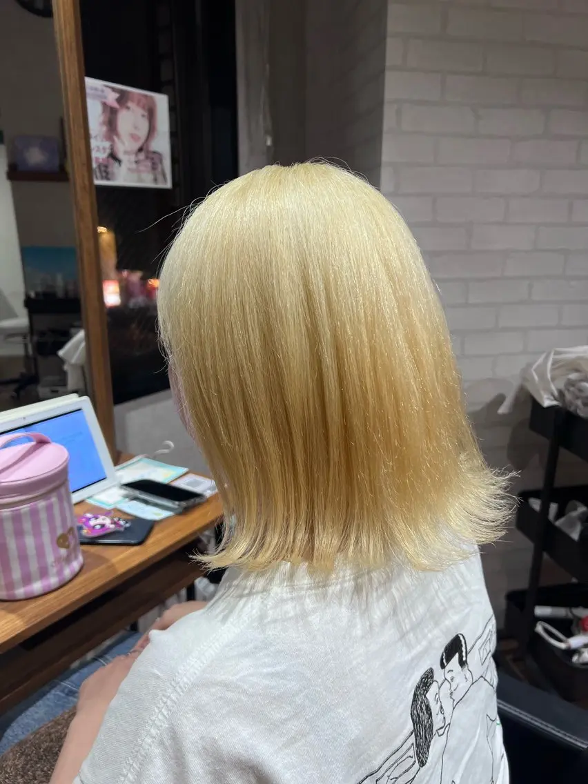 カラー ブリーチ 抜きっぱなしブロンド ヘアカラー イリオモテ レナのヘアスタイル