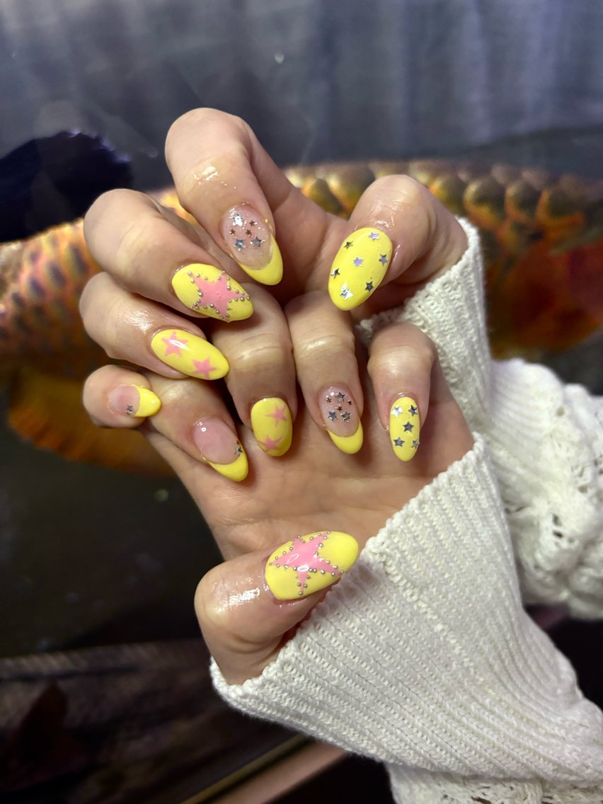 ネイル ピンク 黄色 ハンドネイル Be Rac 🖤🐍🦋🥀のネイルデザイン