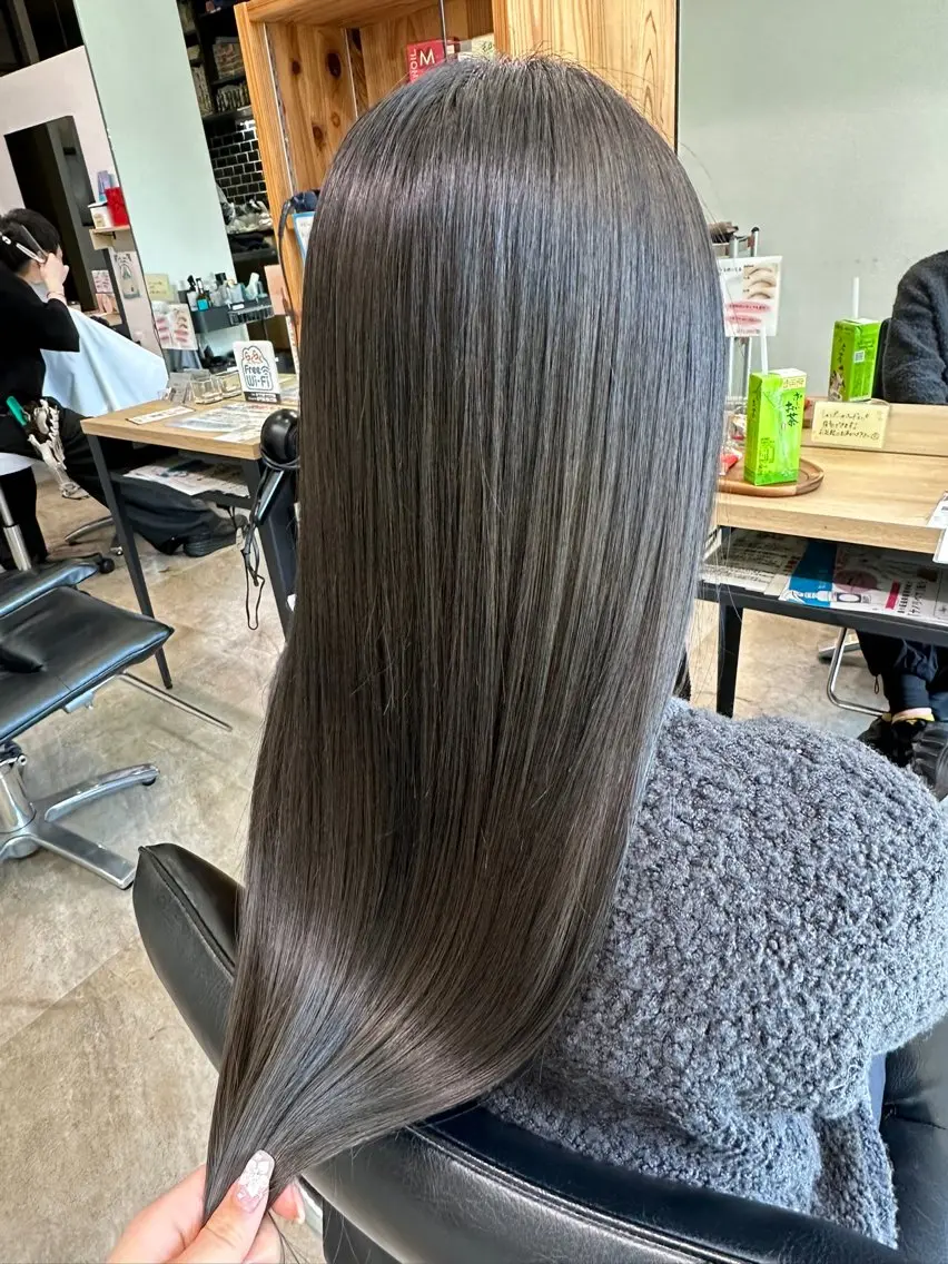 ロング カラー グレージュ オリーブグレージュ オリーブグレー 伊藤 旭華のヘアスタイル