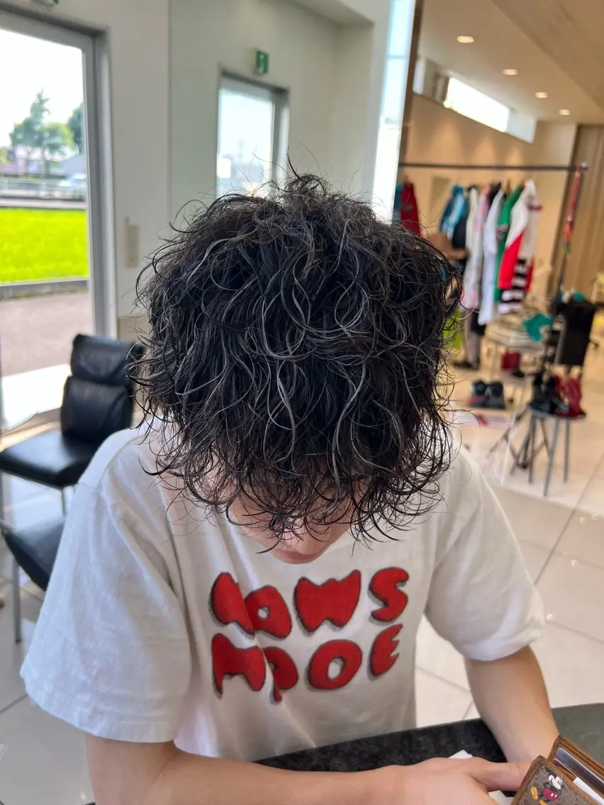 ショート カラー パーマ メンズ メンズメッシュ メンズパーマ 波巻きパーマ メッシュ シルバー Oops旧TABOO 早野太郎のヘアスタイル
