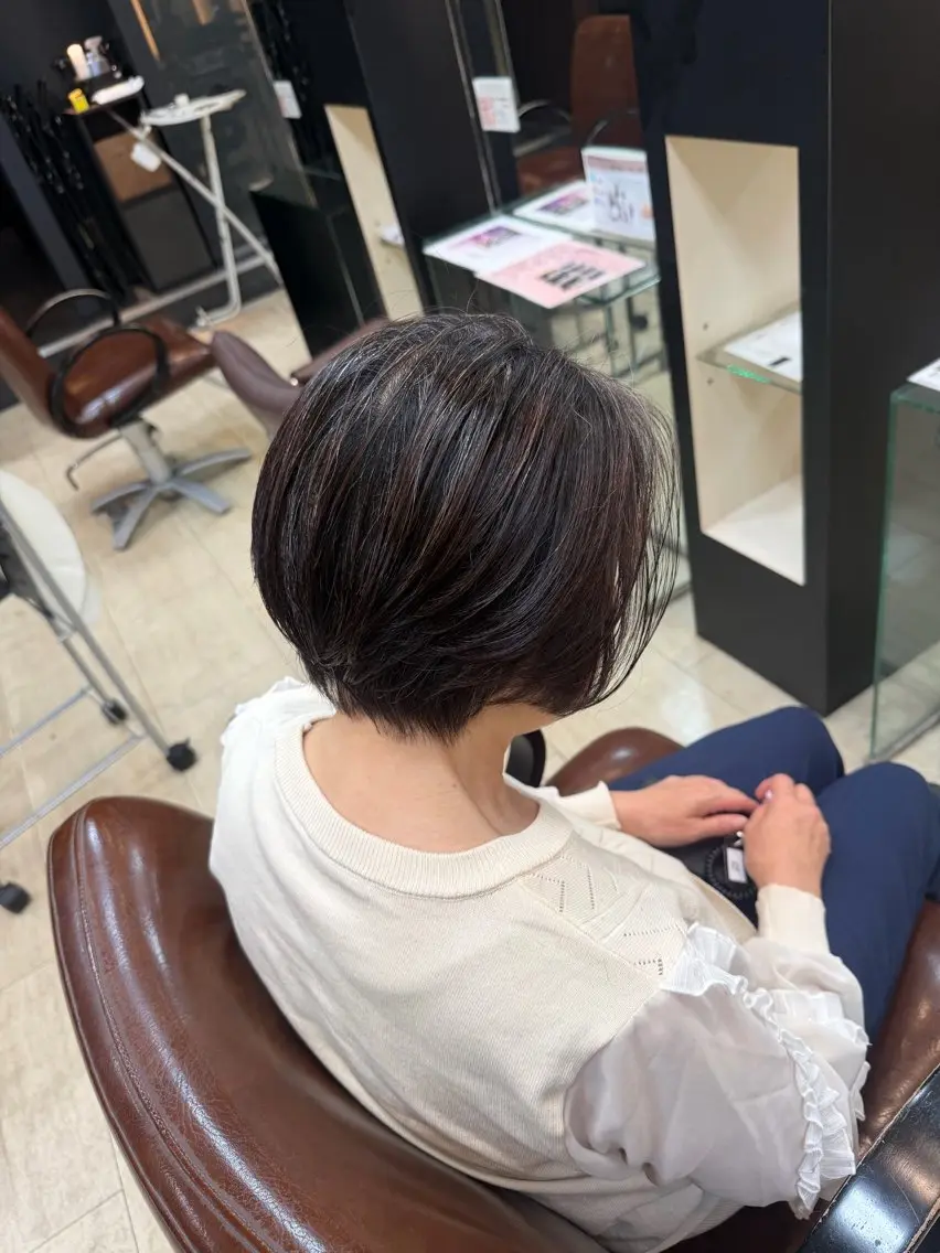 ショート ショートヘア 岸田 奈々／ 艶髪／トレンドカラーのヘアスタイル