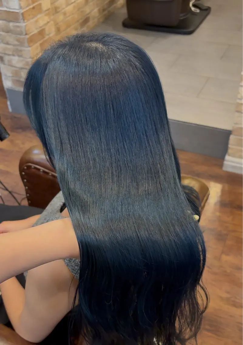 ロング カラー ブルーカラー カット ヘアカラー トリートメント ブリーチカラー⸜♡⸝ クルミ🐍のヘアスタイル