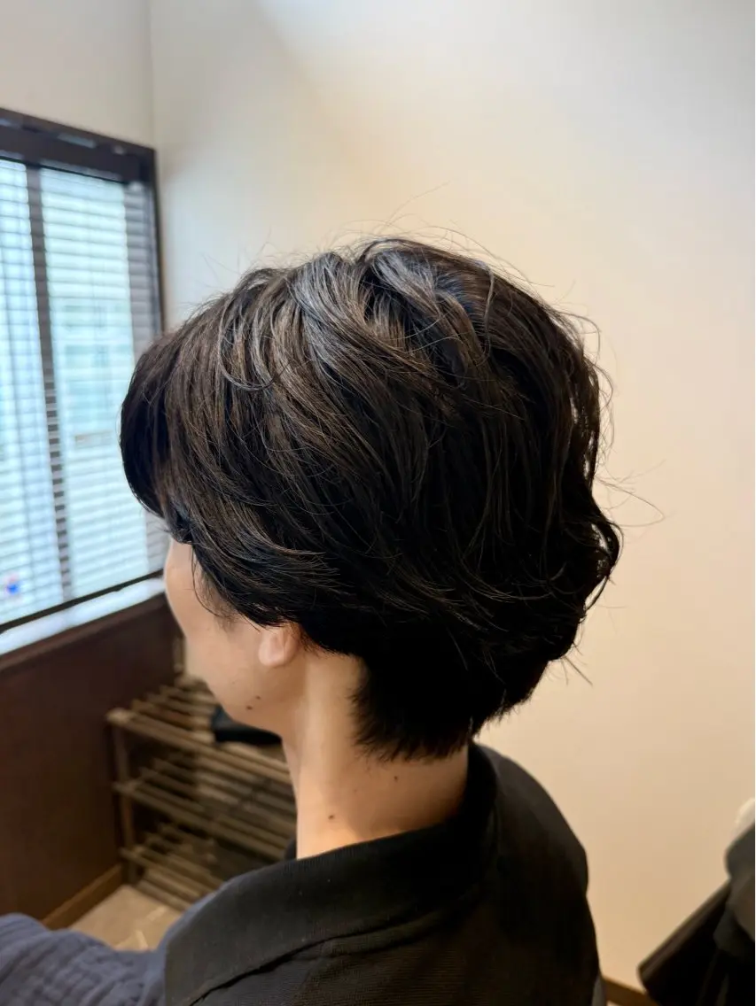ミディアム パーマ メンズ ミディアムパーマ フェザーパーマ メンズパーマ カット パーマ ヘッドスパ/メンズ/ シェービング/ゆかりのヘアスタイル