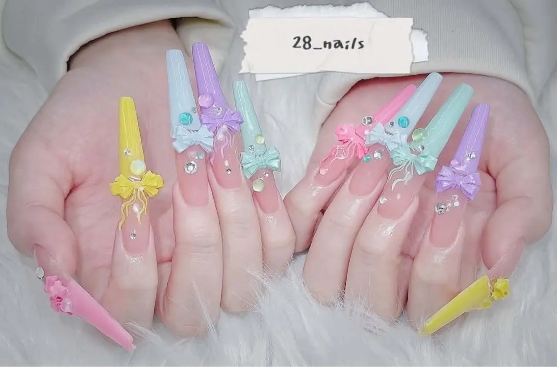 ロング 韓国風ヘア ロング トゥー フエンのネイルデザイン
