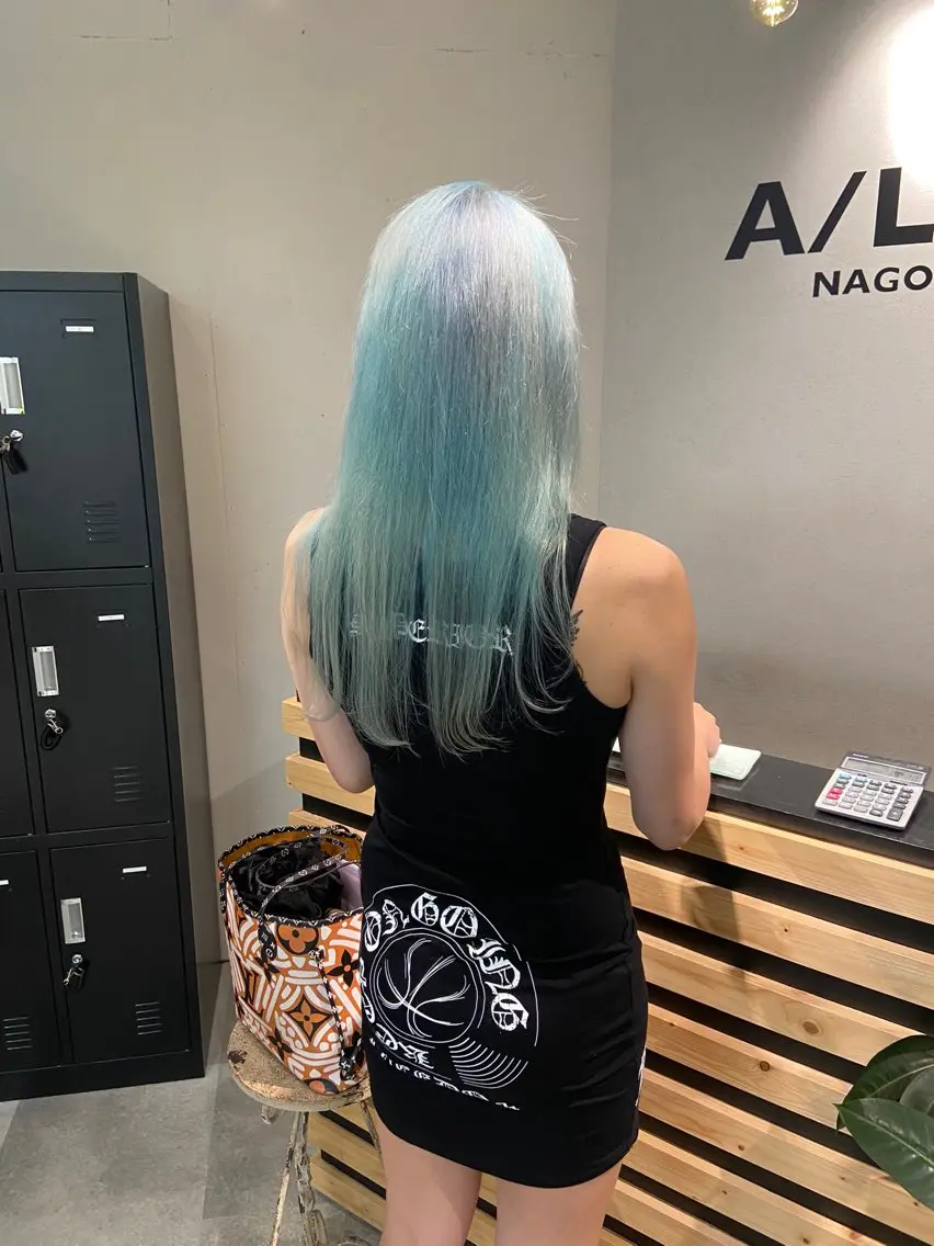 セミロング カラー ブリーチ ブルーカラー ヘアカラー トリートメント ウルフカット レイヤーカット上柿のヘアスタイル