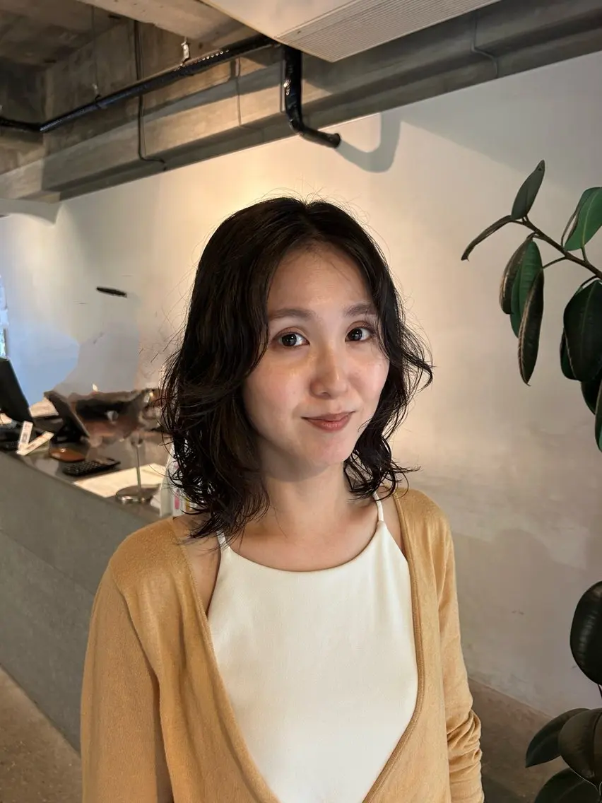 ミディアム パーマ ミディアムパーマ レイヤーカット カット パーマ トリートメント twig 山田 永嶋芽衣のヘアスタイル