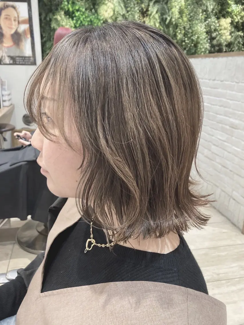 ミディアム あやかショート 白髪ぼかしのヘアスタイル
