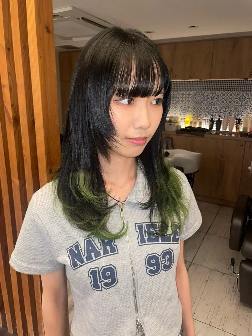 ミディアム レイヤーカット リカ/ハイトーン ・オリーブ🍀のヘアスタイル