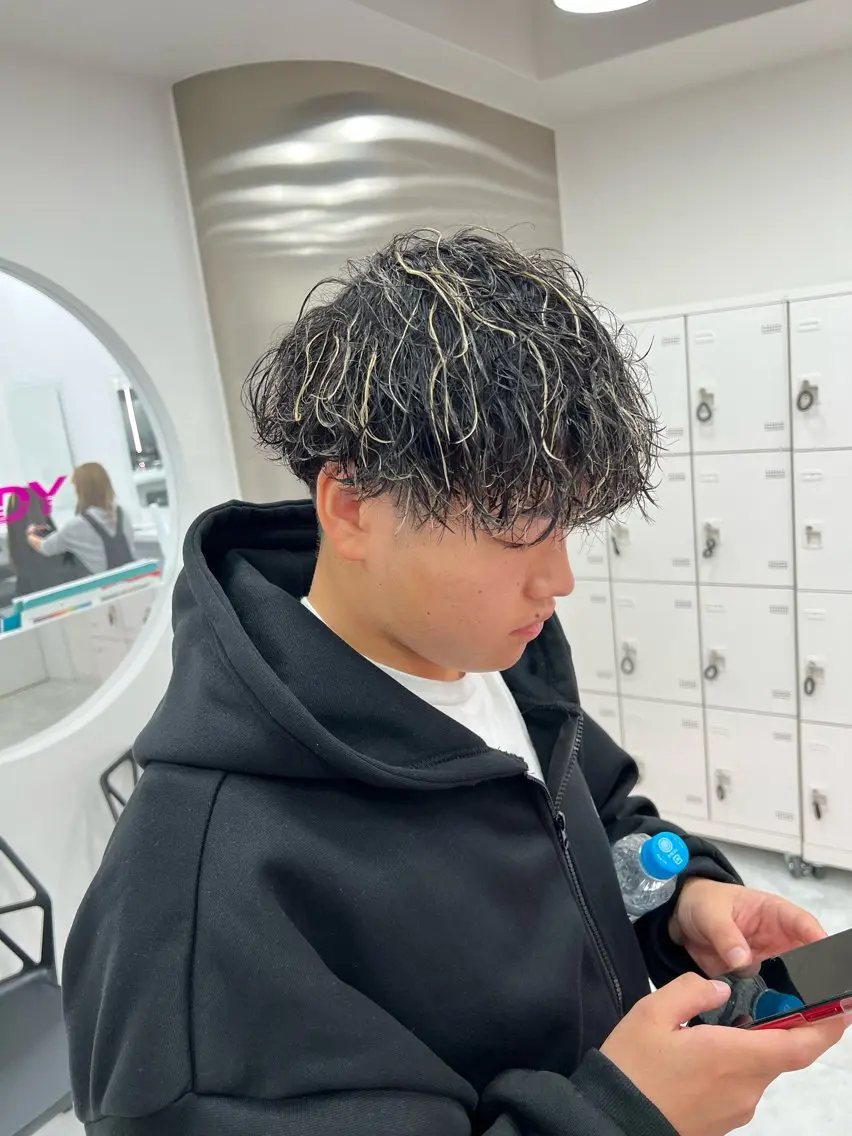 ミディアム カラー パーマ メンズ ミディアムパーマ センターパート メンズ韓国風 韓国マッシュ マッシュウルフ メンズパーマ特化 TAIGAのヘアスタイル