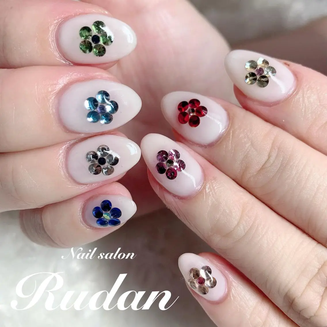 ネイル ストーンネイル Nailsalon Rudanのネイルデザイン