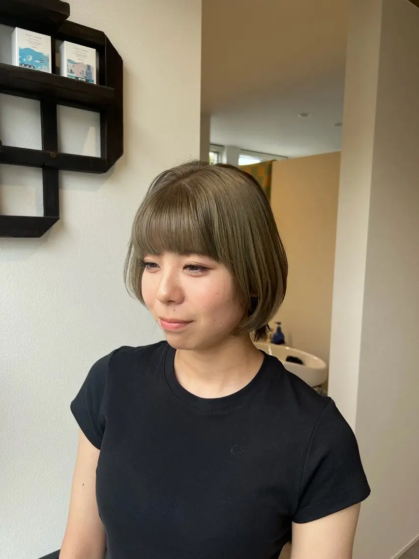 ショート カラー ブリーチ グレージュ オリーブグレージュ オリーブグレー ヘアカラー kibako ayanoのヘアスタイル