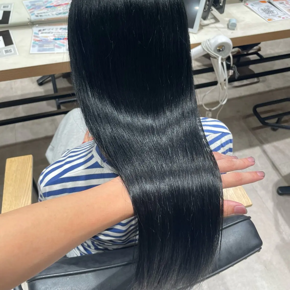 ロング カラー 黒髪 ブルーカラー ブルーブラック ヘアカラー しょう/透明感カラー /ハイトーンのヘアスタイル