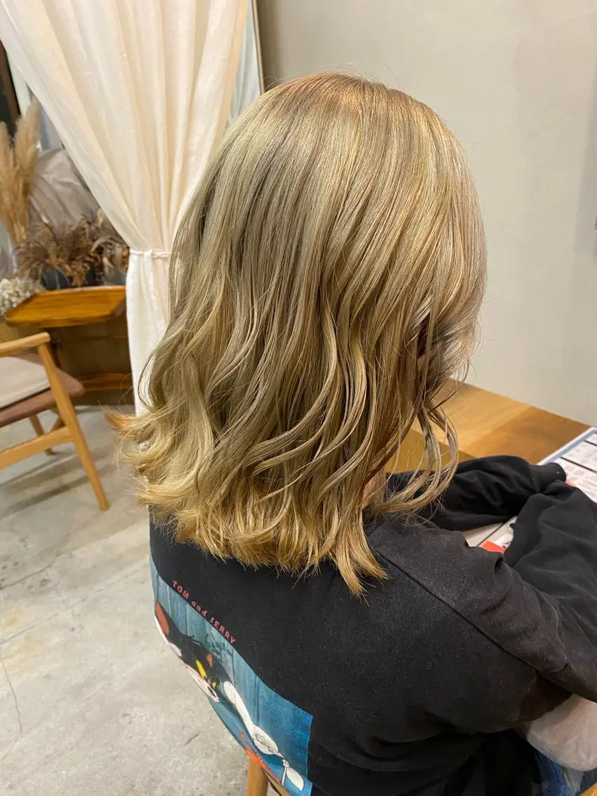 ミディアム カラー ベージュカラー ブリーチ ブロンド ブロンドベージュ カット ヘアカラー トリートメント NIKO/名古屋/ 髪質改善/艶髪のヘアスタイル