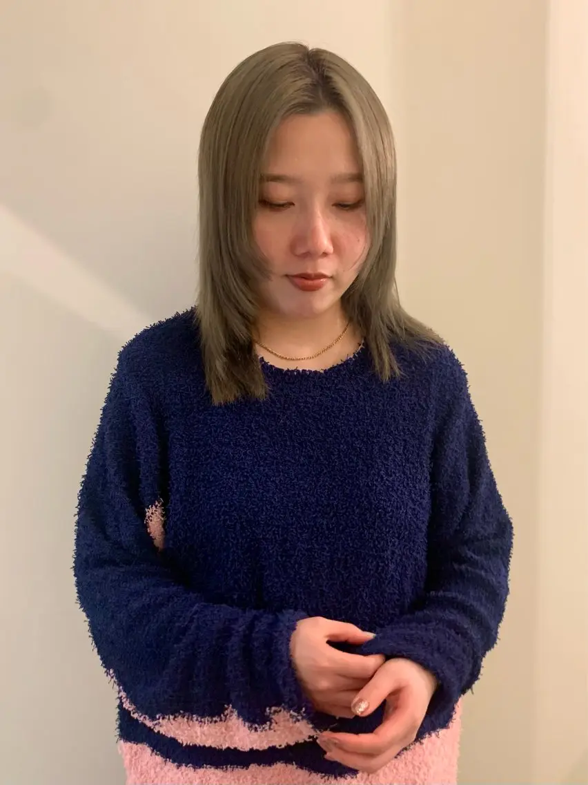 セミロング カラー ベージュカラー ブリーチ グレージュ オリーブベージュ 落合希 Olivebeigeのヘアスタイル