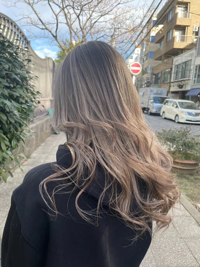 セミロング カラー バレイヤージュ ダブルカラー シルバー レイヤーカット トリートメント 👑派手髪/カット 👑ANRYのヘアスタイル