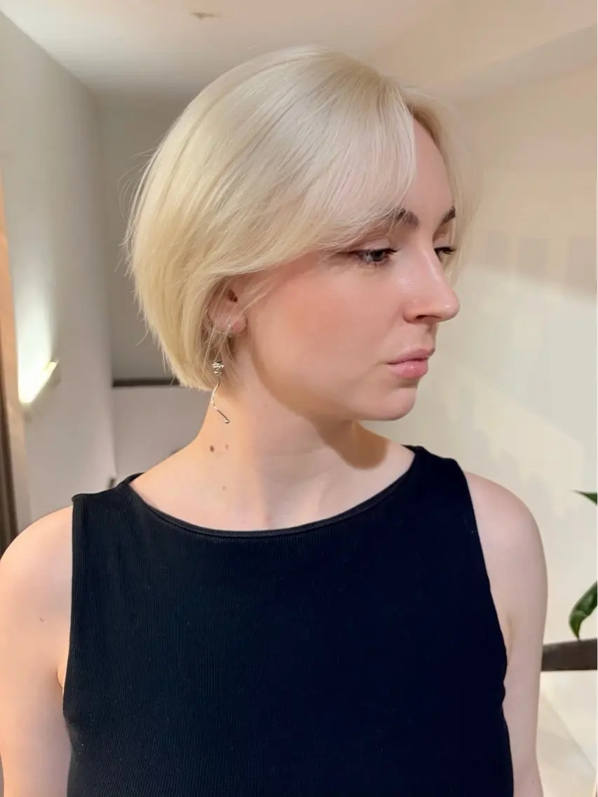 ショート カラー ヘアカラー トリートメント 失敗しないハイトーン ミルクティーベージュのヘアスタイル