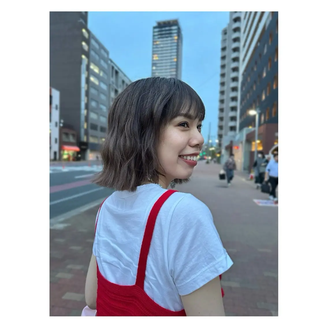 ミディアム カラー ブリーチ ハイライトカラー シルバー ボブ 顔周りカット 中野 誠子のヘアスタイル