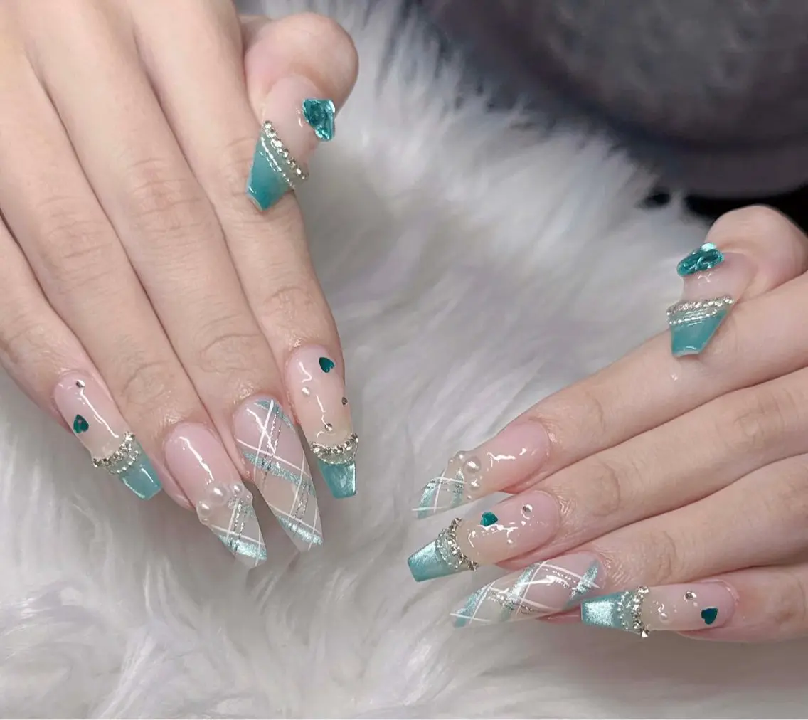 ネイル 長さ出し グラデーション 卒業式 キラキラネイル マグネットネイル Lee Nailsのネイルデザイン