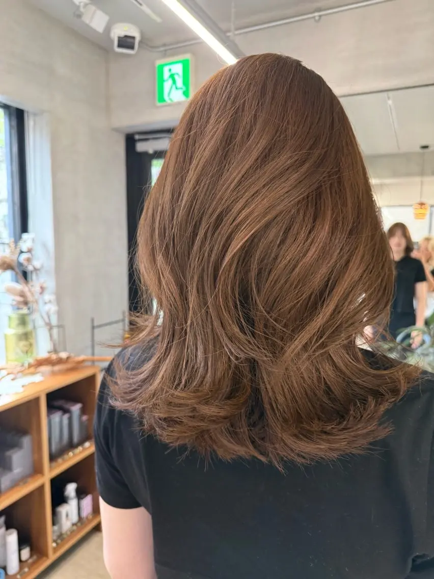 ミディアム レイヤーカット カット ヘアカラー サカモト ナオミのヘアスタイル