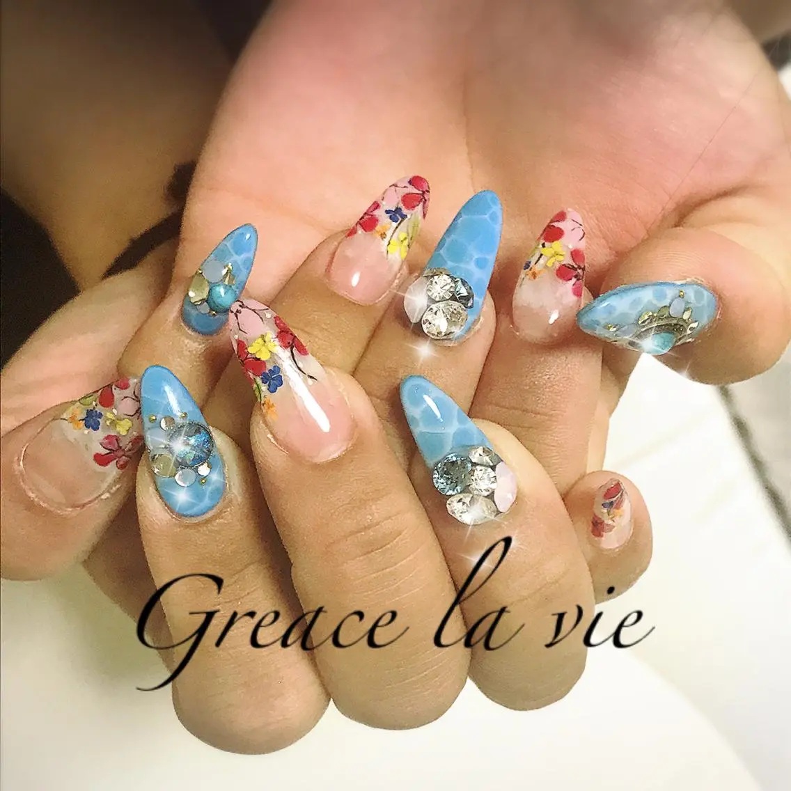 ロング カラー パーマ ヘアアレンジ ネイル マツエク・マツパ ブルーカラー ブルー フラワーネイル Greace  la vieのネイルデザイン