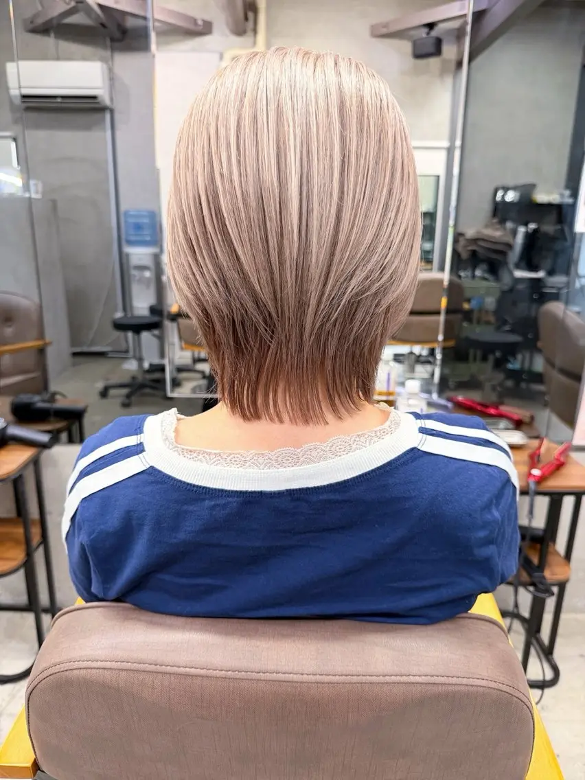 ショート カラー ベージュカラー デザインカラー ミルクティーベージュ ウルフカット ヘアカラー トリートメント AiM 大名　似合わせカットのヘアスタイル
