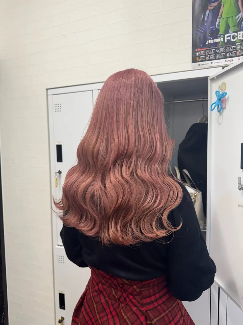 ロング 横浜🦋ハイトーン 🫐シャドウルーツのヘアスタイル