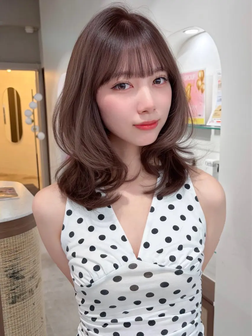 ミディアム カラー ミディアムレイヤー グレージュ ラベンダーカラー レイヤーカット カット ヘアカラー トリートメント 藤野 結衣のヘアスタイル