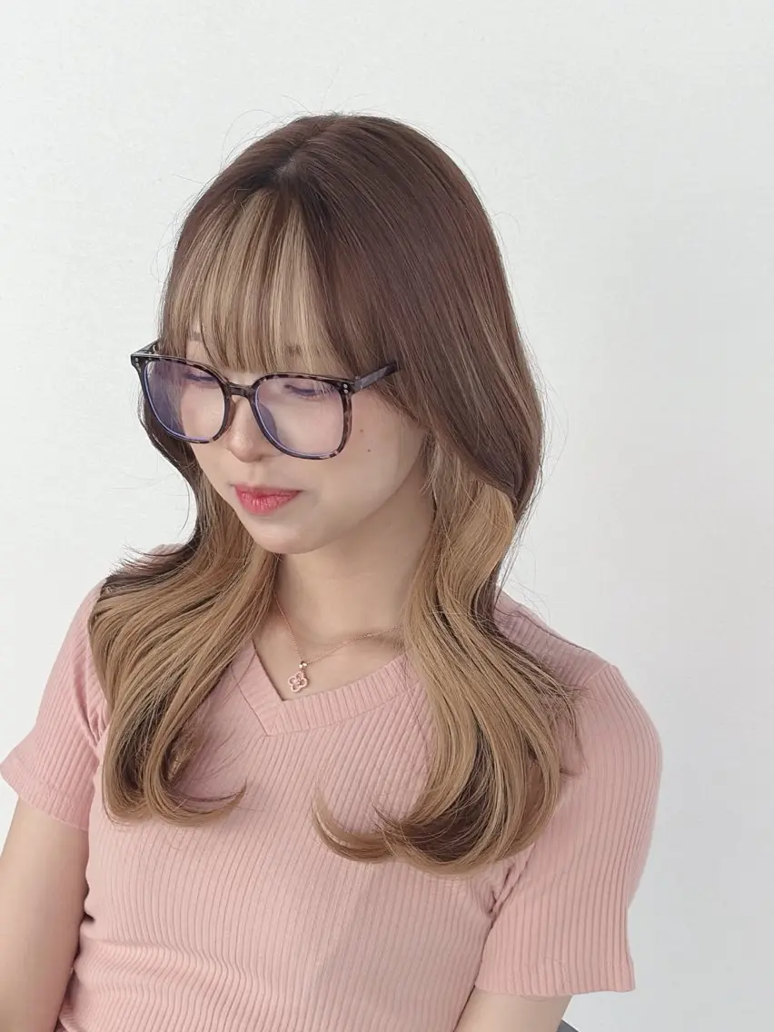 セミロング カラー ベージュカラー インナーカラー 顔周りカット ヨシンモリ 韓国風ヘア カット 上窪 創貴のヘアスタイル