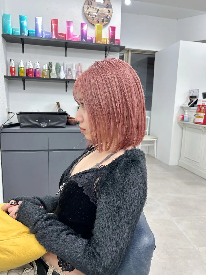 ミディアム カラー ブリーチ ピンクカラー 幣 あや乃 /レイヤーカットのヘアスタイル
