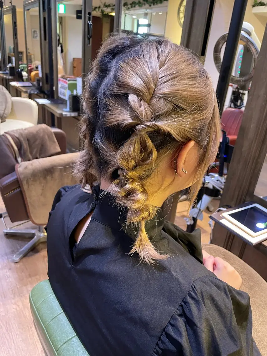 ミディアム ヘアアレンジ ツインテール 三つ編み モードケイズ塚口 河野髪質改善ioLuのヘアスタイル
