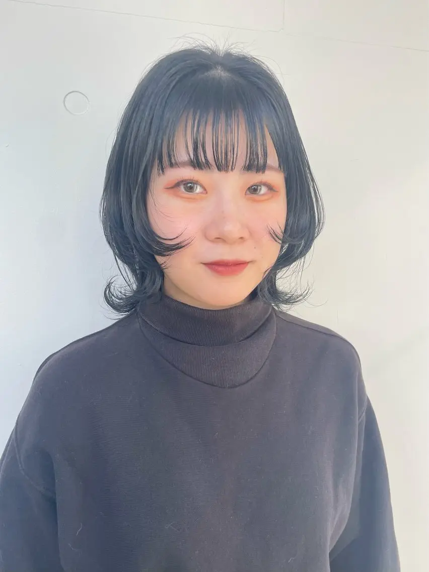 ミディアム カラー 黒髪 ブルーカラー ブルーブラック レイヤーカット ウルフカット ヘアカラー トリートメント もにか🌞原宿/渋谷 🌝ブリーチカラーのヘアスタイル