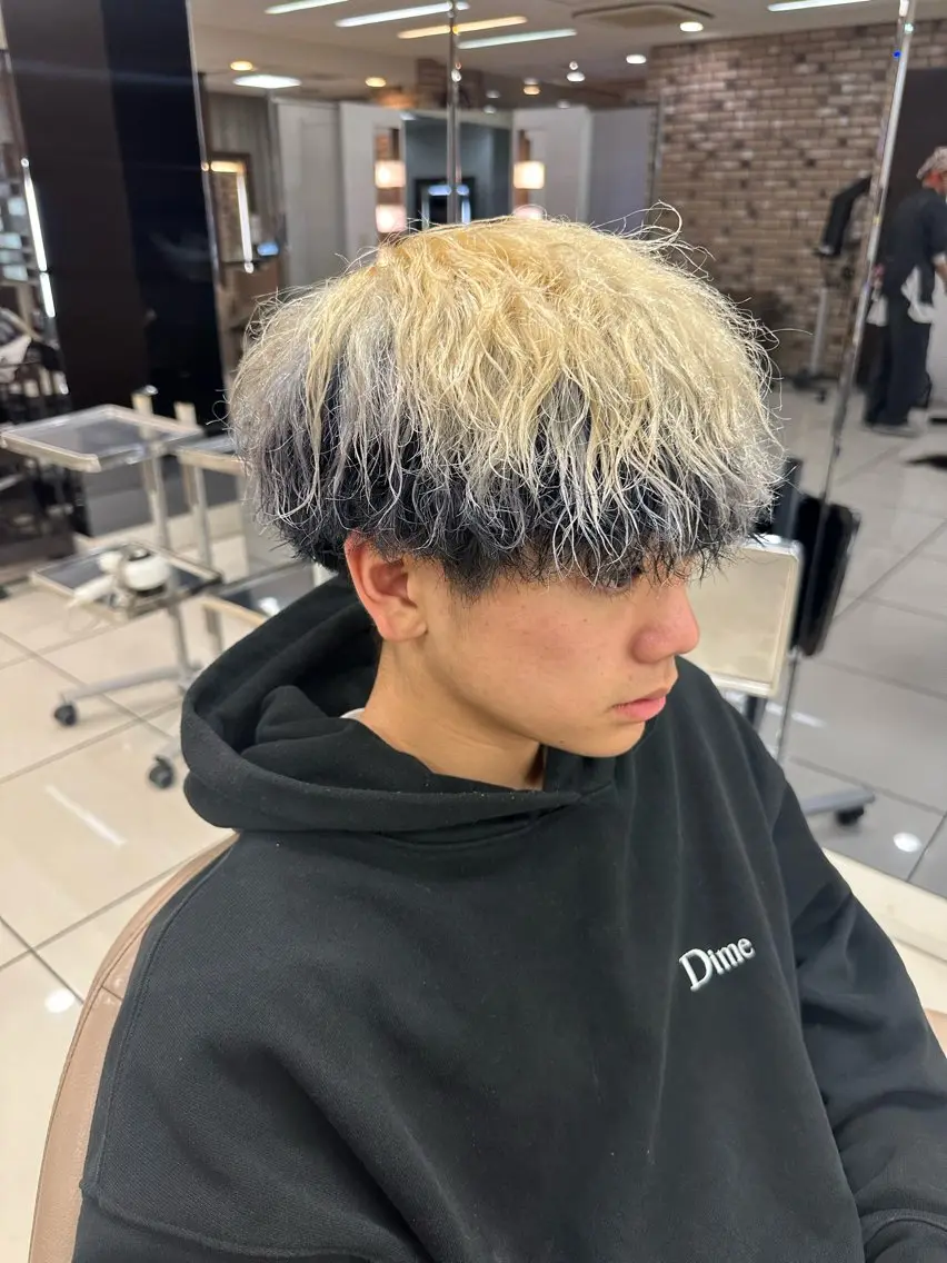 カラー メンズ メンズ特化シャドウパ ーマラウンドマッシュのヘアスタイル