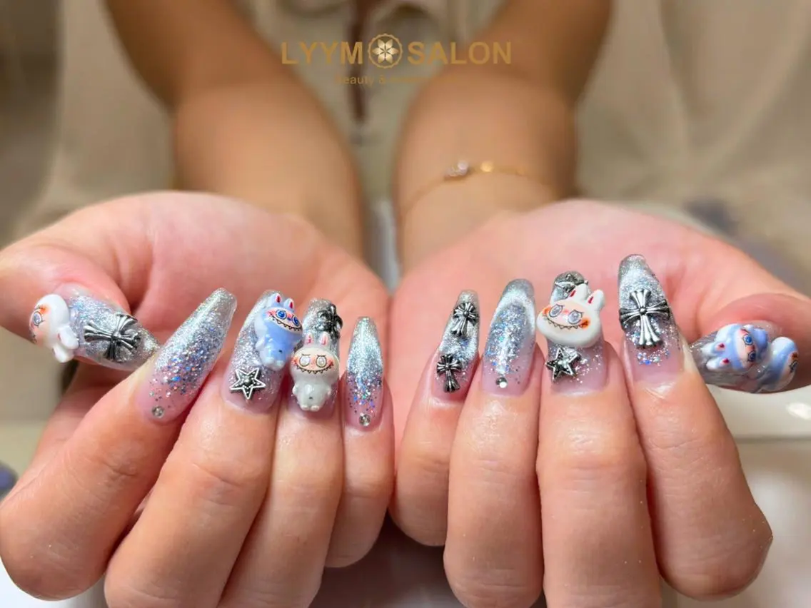 ネイル フラッシュネイル キラキラネイル 韓国ネイル マグネットネイル シルバー ハンドネイル LYYM Salonのネイルデザイン