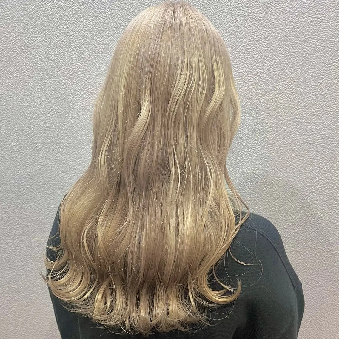 ロング カラー ブリーチ 伊藤 玲衣のヘアスタイル