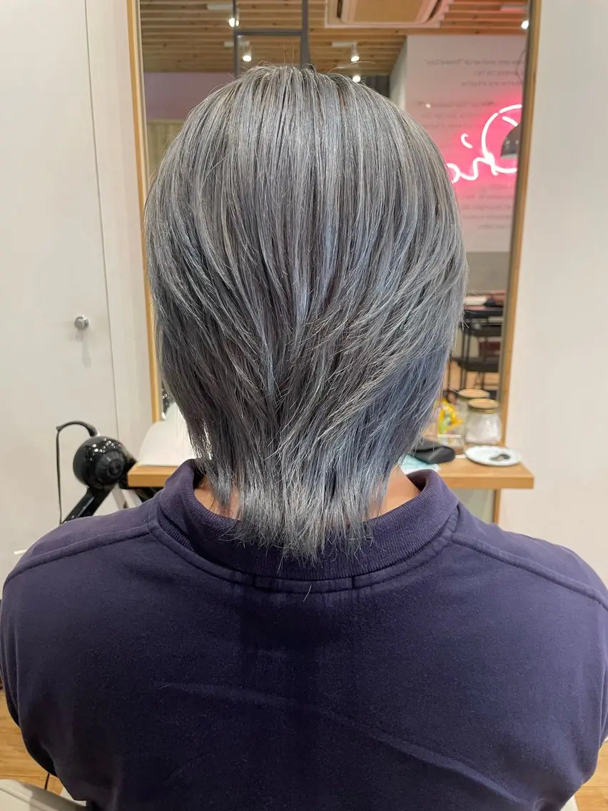 カラー メンズ ブルーカラー シルバー ヘアカラー 💕モデル募集中💕 MAINA"のヘアスタイル