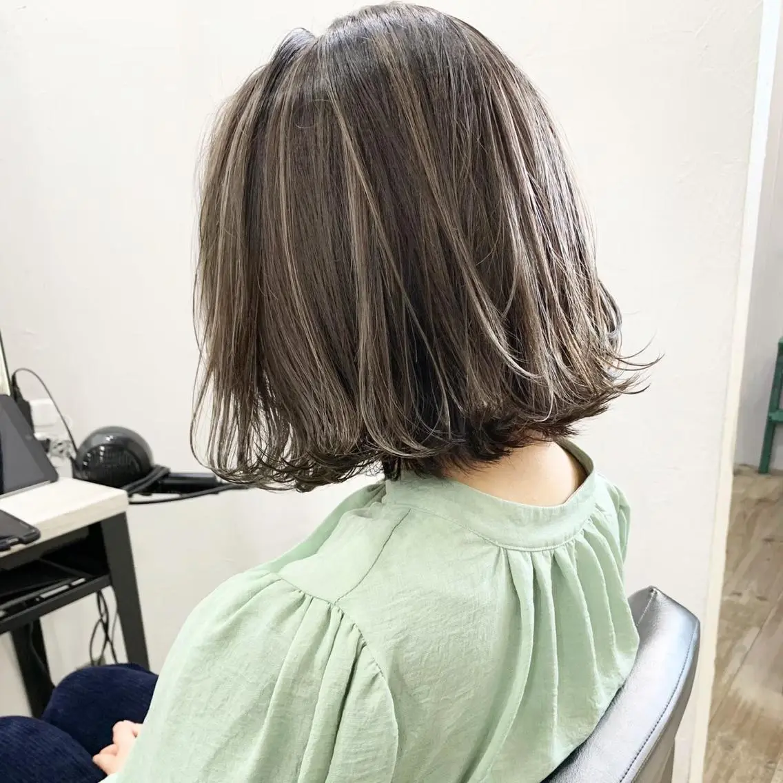 ミディアム カラー アッシュ ベージュカラー 透明感カラー グレージュ ハイライトカラー 朝倉 啓太のヘアスタイル