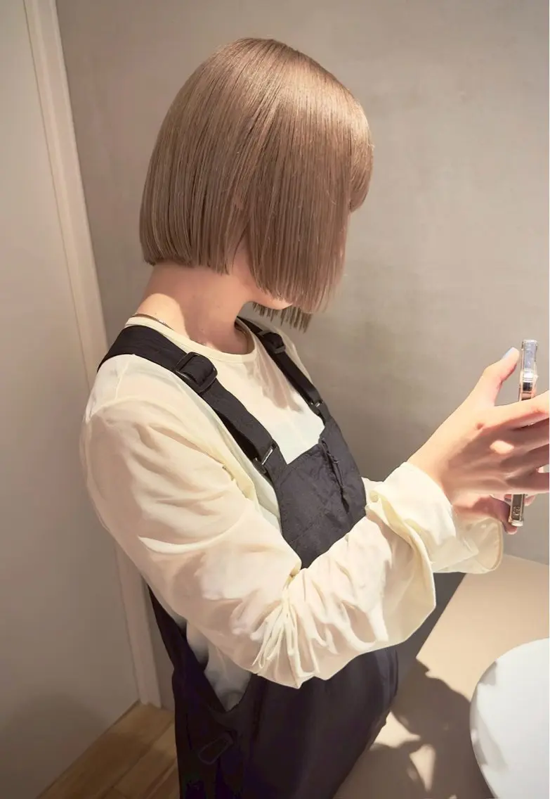 ミディアム カラー ベージュカラー ミルクティーベージュ 複雑履歴修正/梅田 デザインカラー/しんのヘアスタイル