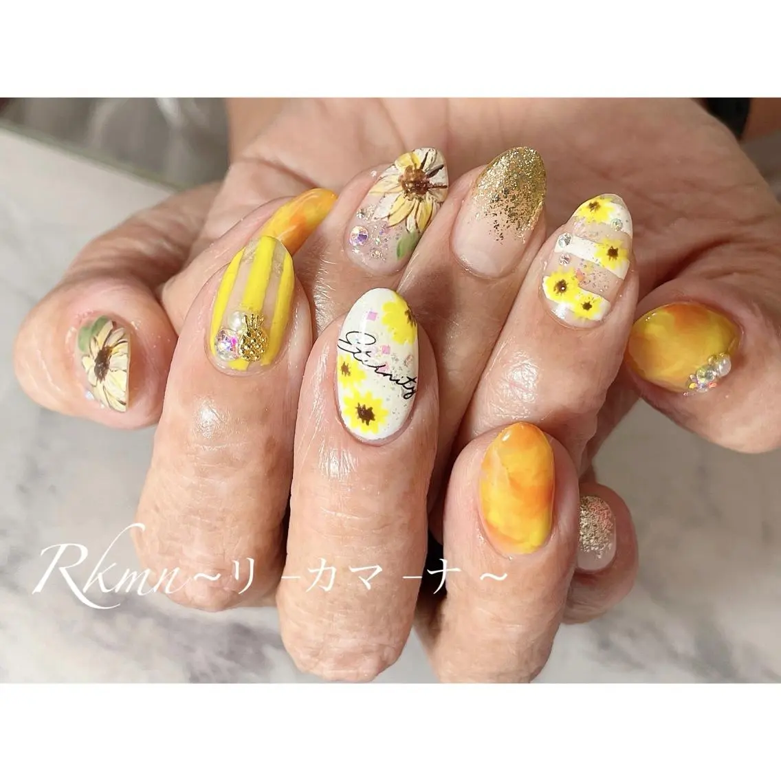 ミディアム イエローカラー ハンドネイル フットネイル ハンドケア Rkmn ~リ-カマ-ナ~のネイルデザイン