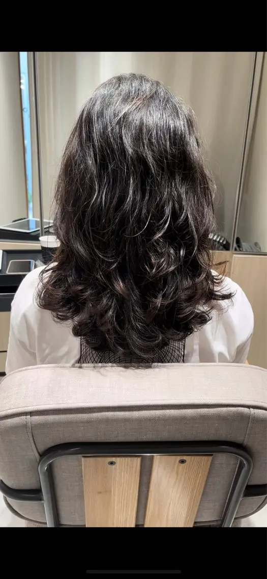 セミロング パーマ セミロングパーマ レイヤーカット デジタルパーマ 表参道根元ボリューム 縮毛矯正＆毛先カールのヘアスタイル