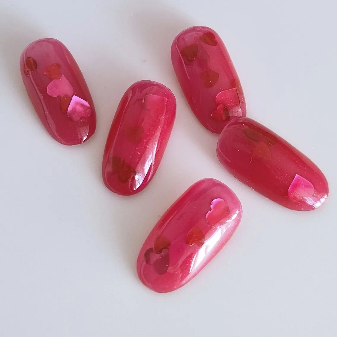 ネイル クリアネイル ハート ホログラムネイル 赤色 バレンタイン lei🌼 nailroomのネイルデザイン