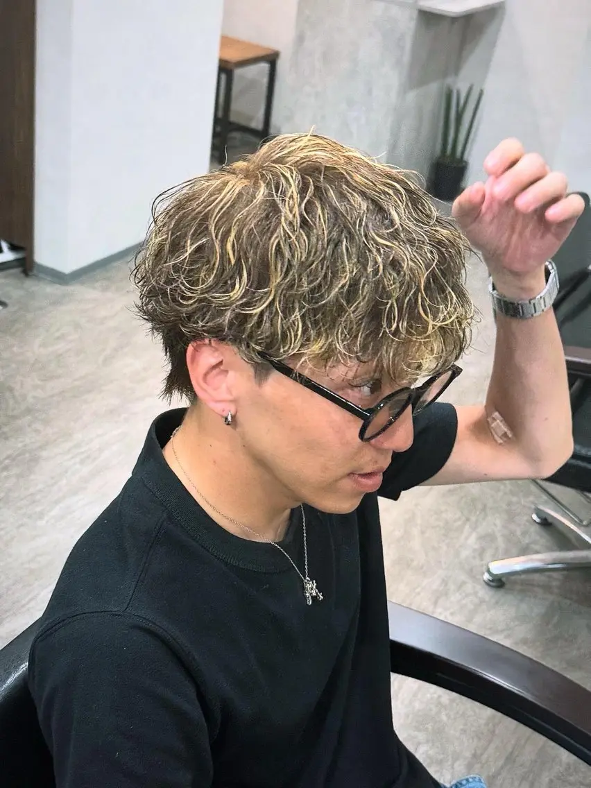 パーマ メンズ メンズハイライト メンズパーマ 波巻きパーマ 鈴木 陸のヘアスタイル